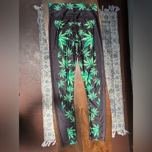 Weed print lightweight leggings
